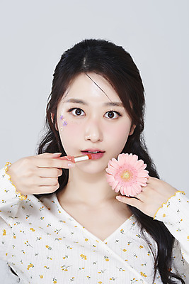 포토 JPG 스튜디오촬영 응시 여자 회색배경 실내 한명 들기 상반신 20대 성인 앞모습 화장 뷰티 한국인 립스틱 거베라 립메이크업 청순 의료성형뷰티 성인여자한명만 국내포토 1 시선 꽃 뷰포인트 백그라운드 컨셉 모션 사람 동양인 청년 내부 화장품 회색 여자한명만 성인여자만 파일형식