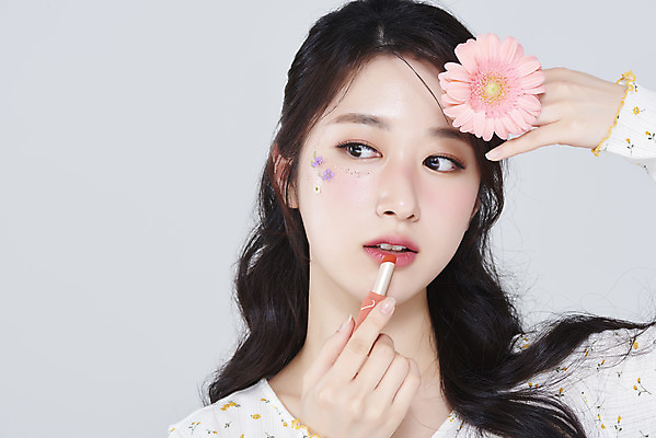 포토 JPG 스튜디오촬영 응시 여자 회색배경 실내 한명 들기 상반신 20대 성인 앞모습 화장 뷰티 한국인 립스틱 바르기 거베라 립메이크업 청순 의료성형뷰티 성인여자한명만 국내포토 1 시선 꽃 뷰포인트 백그라운드 컨셉 모션 사람 동양인 청년 내부 화장품 회색 여자한명만 성인여자만 파일형식