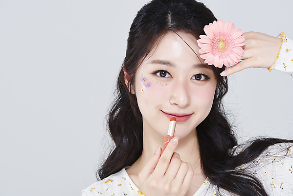 포토 JPG 스튜디오촬영 응시 여자 회색배경 실내 한명 미소 들기 상반신 20대 성인 앞모습 화장 뷰티 한국인 립스틱 바르기 거베라 립메이크업 청순 의료성형뷰티 성인여자한명만 국내포토 1 시선 꽃 뷰포인트 백그라운드 컨셉 모션 표정 사람 동양인 청년 내부 화장품 회색 여자한명만 성인여자만 파일형식