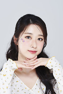 포토 JPG 스튜디오촬영 응시 여자 회색배경 실내 한명 미소 상반신 20대 성인 앞모습 화장 뷰티 턱괴기 한국인 청순 의료성형뷰티 성인여자한명만 강조 국내포토 1 시선 뷰포인트 백그라운드 컨셉 모션 표정 사람 동양인 청년 내부 회색 여자한명만 성인여자만 파일형식