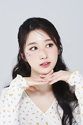 포토 JPG 스튜디오촬영 응시 여자 회색배경 실내 한명 상반신 20대 성인 앞모습 화장 뷰티 턱괴기 한국인 청순 의료성형뷰티 성인여자한명만 강조 국내포토 1 시선 뷰포인트 백그라운드 컨셉 모션 사람 동양인 청년 내부 회색 여자한명만 성인여자만 파일형식