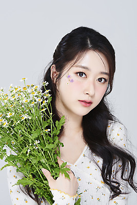 포토 JPG 스튜디오촬영 응시 여자 회색배경 실내 한명 들기 상반신 20대 성인 앞모습 화장 뷰티 한국인 데이지 청순 의료성형뷰티 성인여자한명만 국내포토 1 시선 꽃 뷰포인트 백그라운드 컨셉 모션 사람 동양인 청년 내부 회색 여자한명만 성인여자만 파일형식