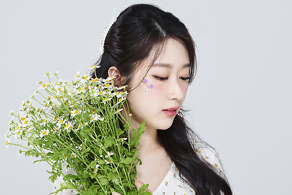 포토 JPG 스튜디오촬영 여자 회색배경 실내 한명 상반신 20대 성인 앞모습 화장 뷰티 한국인 데이지 청순 의료성형뷰티 성인여자한명만 국내포토 1 꽃 뷰포인트 백그라운드 컨셉 사람 동양인 청년 내부 회색 여자한명만 성인여자만 파일형식