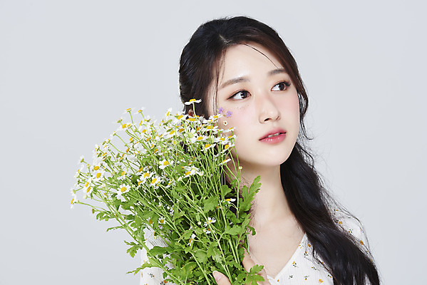 포토 JPG 스튜디오촬영 응시 여자 회색배경 실내 한명 상반신 20대 성인 앞모습 화장 뷰티 한국인 데이지 청순 의료성형뷰티 성인여자한명만 국내포토 1 시선 꽃 뷰포인트 백그라운드 컨셉 사람 동양인 청년 내부 회색 여자한명만 성인여자만 파일형식