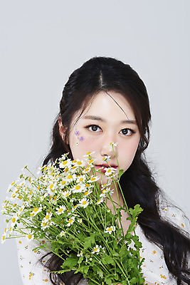 포토 JPG 스튜디오촬영 응시 여자 회색배경 실내 한명 상반신 20대 성인 앞모습 화장 뷰티 한국인 데이지 청순 의료성형뷰티 성인여자한명만 국내포토 1 시선 꽃 뷰포인트 백그라운드 컨셉 사람 동양인 청년 내부 회색 여자한명만 성인여자만 파일형식