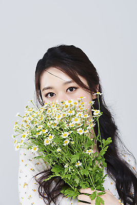 포토 JPG 스튜디오촬영 응시 여자 회색배경 실내 한명 상반신 20대 성인 앞모습 화장 뷰티 한국인 데이지 입가림 청순 의료성형뷰티 성인여자한명만 국내포토 1 시선 꽃 뷰포인트 백그라운드 컨셉 사람 동양인 청년 내부 회색 가림 여자한명만 성인여자만 파일형식