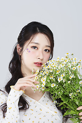 포토 JPG 스튜디오촬영 응시 여자 회색배경 실내 한명 손짓 상반신 20대 성인 앞모습 화장 뷰티 한국인 데이지 청순 의료성형뷰티 성인여자한명만 국내포토 1 시선 꽃 뷰포인트 백그라운드 컨셉 모션 사람 동양인 청년 내부 회색 여자한명만 성인여자만 파일형식