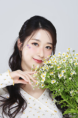 포토 JPG 스튜디오촬영 응시 여자 회색배경 실내 한명 미소 손짓 상반신 20대 성인 앞모습 화장 뷰티 한국인 데이지 청순 의료성형뷰티 성인여자한명만 국내포토 1 시선 꽃 뷰포인트 백그라운드 컨셉 모션 표정 사람 동양인 청년 내부 회색 여자한명만 성인여자만 파일형식