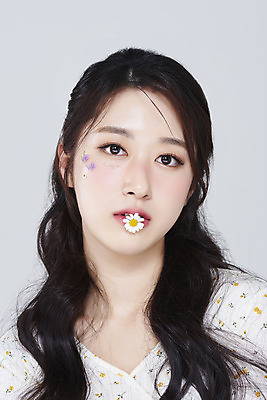 포토 JPG 스튜디오촬영 응시 여자 회색배경 실내 한명 상반신 20대 성인 앞모습 화장 뷰티 한국인 물기 데이지 청순 의료성형뷰티 성인여자한명만 국내포토 1 시선 꽃 뷰포인트 백그라운드 컨셉 모션 사람 동양인 청년 내부 회색 여자한명만 성인여자만 파일형식