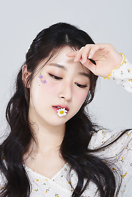 포토 JPG 스튜디오촬영 여자 회색배경 실내 한명 손짓 상반신 20대 성인 앞모습 화장 뷰티 한국인 물기 데이지 청순 의료성형뷰티 성인여자한명만 내려보기 국내포토 1 꽃 뷰포인트 백그라운드 컨셉 모션 사람 동양인 청년 내부 회색 여자한명만 성인여자만 파일형식