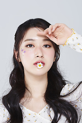 포토 JPG 스튜디오촬영 응시 여자 회색배경 실내 한명 손짓 상반신 20대 성인 앞모습 화장 뷰티 한국인 물기 데이지 청순 의료성형뷰티 성인여자한명만 국내포토 1 시선 꽃 뷰포인트 백그라운드 컨셉 모션 사람 동양인 청년 내부 회색 여자한명만 성인여자만 파일형식