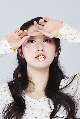 포토 JPG 스튜디오촬영 응시 여자 회색배경 실내 한명 손짓 상반신 20대 성인 앞모습 화장 뷰티 한국인 물기 데이지 청순 의료성형뷰티 성인여자한명만 국내포토 1 시선 꽃 뷰포인트 백그라운드 컨셉 모션 사람 동양인 청년 내부 회색 여자한명만 성인여자만 파일형식