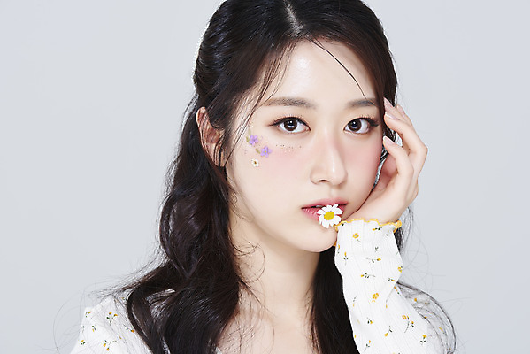 포토 JPG 스튜디오촬영 응시 여자 회색배경 실내 한명 상반신 20대 성인 앞모습 화장 뷰티 턱괴기 한국인 물기 데이지 청순 의료성형뷰티 성인여자한명만 국내포토 1 시선 꽃 뷰포인트 백그라운드 컨셉 모션 사람 동양인 청년 내부 회색 여자한명만 성인여자만 파일형식