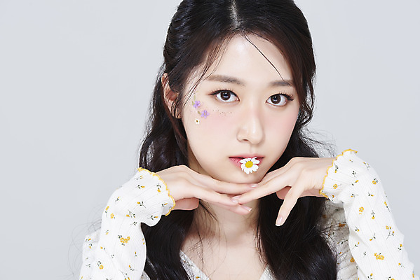 포토 JPG 스튜디오촬영 응시 여자 회색배경 실내 한명 상반신 20대 성인 앞모습 화장 뷰티 턱괴기 한국인 물기 데이지 청순 의료성형뷰티 성인여자한명만 국내포토 1 시선 꽃 뷰포인트 백그라운드 컨셉 모션 사람 동양인 청년 내부 회색 여자한명만 성인여자만 파일형식