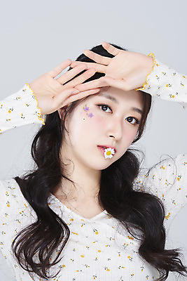 포토 JPG 스튜디오촬영 응시 여자 회색배경 실내 한명 손짓 상반신 20대 성인 앞모습 화장 뷰티 한국인 물기 데이지 청순 의료성형뷰티 성인여자한명만 국내포토 1 시선 꽃 뷰포인트 백그라운드 컨셉 모션 사람 동양인 청년 내부 회색 여자한명만 성인여자만 파일형식