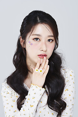 포토 JPG 스튜디오촬영 응시 여자 회색배경 실내 한명 들기 손짓 상반신 20대 성인 앞모습 화장 뷰티 한국인 데이지 청순 의료성형뷰티 성인여자한명만 국내포토 1 시선 꽃 뷰포인트 백그라운드 컨셉 모션 사람 동양인 청년 내부 회색 여자한명만 성인여자만 파일형식