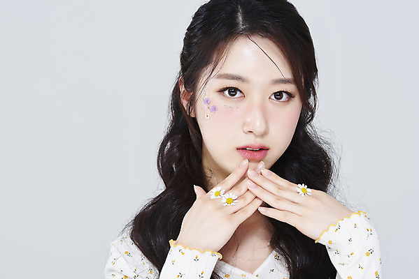 포토 JPG 스튜디오촬영 응시 여자 회색배경 실내 한명 들기 손짓 상반신 20대 성인 앞모습 화장 뷰티 한국인 데이지 청순 의료성형뷰티 성인여자한명만 국내포토 1 시선 꽃 뷰포인트 백그라운드 컨셉 모션 사람 동양인 청년 내부 회색 여자한명만 성인여자만 파일형식