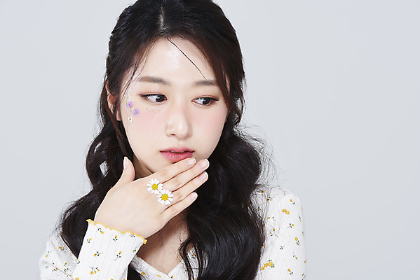 포토 JPG 스튜디오촬영 응시 여자 회색배경 실내 한명 들기 손짓 상반신 20대 성인 앞모습 화장 뷰티 한국인 데이지 청순 의료성형뷰티 성인여자한명만 국내포토 1 시선 꽃 뷰포인트 백그라운드 컨셉 모션 사람 동양인 청년 내부 회색 여자한명만 성인여자만 파일형식