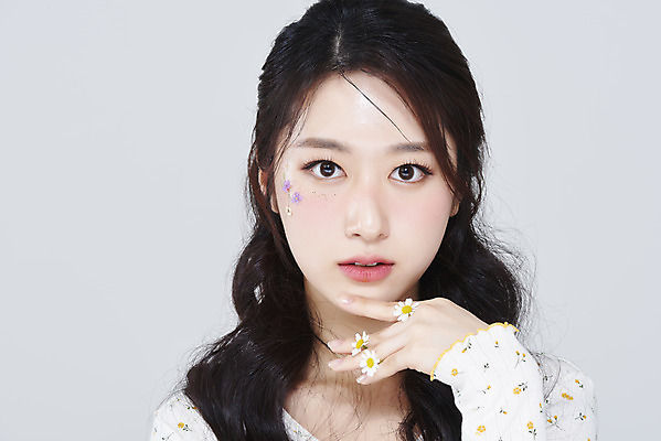 포토 JPG 스튜디오촬영 응시 여자 회색배경 실내 한명 들기 손짓 상반신 20대 성인 앞모습 화장 뷰티 한국인 데이지 청순 의료성형뷰티 성인여자한명만 국내포토 1 시선 꽃 뷰포인트 백그라운드 컨셉 모션 사람 동양인 청년 내부 회색 여자한명만 성인여자만 파일형식