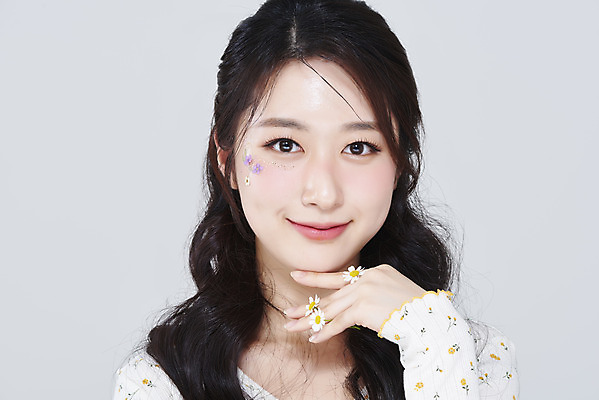 포토 JPG 스튜디오촬영 응시 여자 회색배경 실내 한명 미소 들기 손짓 상반신 20대 성인 앞모습 화장 뷰티 한국인 데이지 청순 의료성형뷰티 성인여자한명만 국내포토 1 시선 꽃 뷰포인트 백그라운드 컨셉 모션 표정 사람 동양인 청년 내부 회색 여자한명만 성인여자만 파일형식