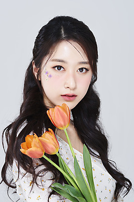 포토 JPG 스튜디오촬영 응시 여자 회색배경 실내 한명 들기 상반신 20대 성인 옆모습 화장 뷰티 한국인 튤립 청순 의료성형뷰티 성인여자한명만 국내포토 1 시선 꽃 뷰포인트 백그라운드 컨셉 모션 사람 동양인 청년 내부 회색 여자한명만 성인여자만 파일형식