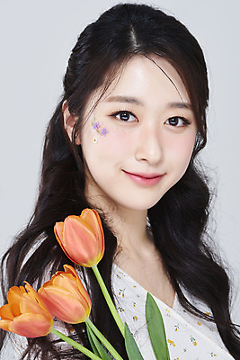 포토 JPG 스튜디오촬영 응시 여자 회색배경 실내 한명 미소 들기 상반신 20대 성인 옆모습 화장 뷰티 한국인 튤립 청순 의료성형뷰티 성인여자한명만 국내포토 1 시선 꽃 뷰포인트 백그라운드 컨셉 모션 표정 사람 동양인 청년 내부 회색 여자한명만 성인여자만 파일형식