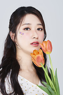 포토 JPG 스튜디오촬영 응시 여자 회색배경 실내 한명 들기 상반신 20대 성인 앞모습 화장 뷰티 한국인 튤립 청순 의료성형뷰티 성인여자한명만 국내포토 1 시선 꽃 뷰포인트 백그라운드 컨셉 모션 사람 동양인 청년 내부 회색 여자한명만 성인여자만 파일형식