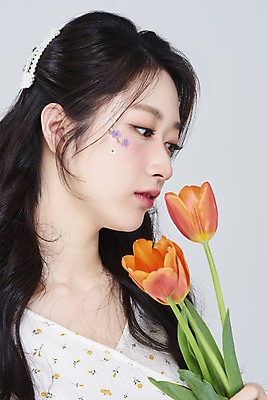 포토 JPG 스튜디오촬영 응시 여자 회색배경 실내 한명 들기 상반신 20대 성인 앞모습 화장 뷰티 한국인 튤립 청순 의료성형뷰티 성인여자한명만 국내포토 1 시선 꽃 뷰포인트 백그라운드 컨셉 모션 사람 동양인 청년 내부 회색 여자한명만 성인여자만 파일형식