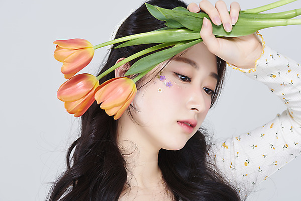 포토 JPG 스튜디오촬영 여자 회색배경 실내 한명 들기 상반신 20대 성인 앞모습 화장 뷰티 한국인 튤립 청순 의료성형뷰티 성인여자한명만 내려보기 국내포토 1 꽃 뷰포인트 백그라운드 컨셉 모션 사람 동양인 청년 내부 회색 여자한명만 성인여자만 파일형식