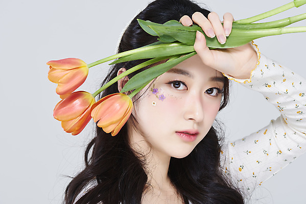 포토 JPG 스튜디오촬영 응시 여자 회색배경 실내 한명 들기 상반신 20대 성인 앞모습 화장 뷰티 한국인 튤립 청순 의료성형뷰티 성인여자한명만 국내포토 1 시선 꽃 뷰포인트 백그라운드 컨셉 모션 사람 동양인 청년 내부 회색 여자한명만 성인여자만 파일형식