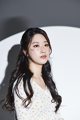 포토 JPG 스튜디오촬영 여자 회색배경 실내 그림자 한명 상반신 20대 성인 앞모습 화장 뷰티 한국인 청순 의료성형뷰티 성인여자한명만 국내포토 1 뷰포인트 백그라운드 컨셉 사람 동양인 청년 내부 회색 여자한명만 성인여자만 파일형식