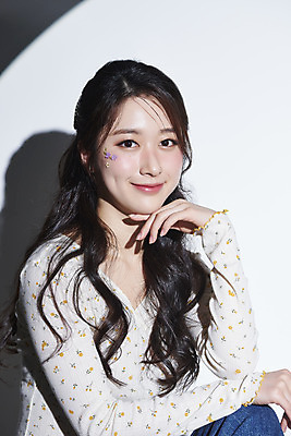 포토 JPG 스튜디오촬영 응시 여자 회색배경 실내 그림자 한명 미소 상반신 20대 성인 앞모습 화장 뷰티 턱괴기 한국인 청순 의료성형뷰티 성인여자한명만 국내포토 1 시선 뷰포인트 백그라운드 컨셉 모션 표정 사람 동양인 청년 내부 회색 여자한명만 성인여자만 파일형식