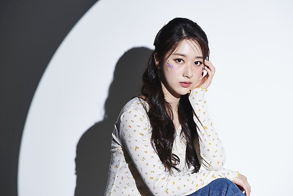 포토 JPG 스튜디오촬영 응시 여자 회색배경 실내 그림자 한명 상반신 20대 성인 옆모습 화장 뷰티 턱괴기 한국인 청순 의료성형뷰티 성인여자한명만 국내포토 1 시선 뷰포인트 백그라운드 컨셉 모션 사람 동양인 청년 내부 회색 여자한명만 성인여자만 파일형식