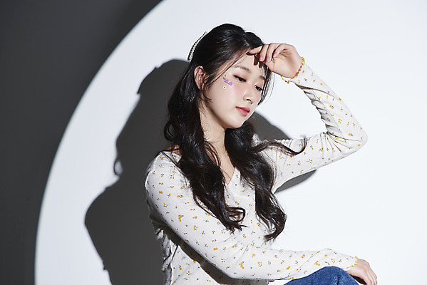 포토 JPG 스튜디오촬영 여자 회색배경 실내 그림자 한명 손짓 상반신 20대 성인 앞모습 화장 뷰티 한국인 청순 의료성형뷰티 성인여자한명만 내려보기 국내포토 1 뷰포인트 백그라운드 컨셉 모션 사람 동양인 청년 내부 회색 여자한명만 성인여자만 파일형식