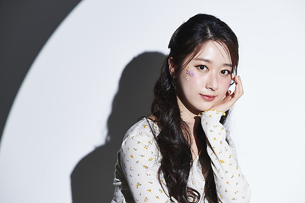 포토 JPG 스튜디오촬영 응시 여자 회색배경 실내 그림자 한명 미소 상반신 20대 성인 옆모습 화장 뷰티 턱괴기 한국인 청순 의료성형뷰티 성인여자한명만 국내포토 1 시선 뷰포인트 백그라운드 컨셉 모션 표정 사람 동양인 청년 내부 회색 여자한명만 성인여자만 파일형식