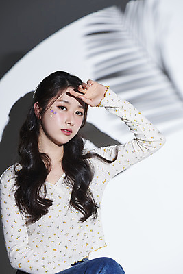 포토 JPG 스튜디오촬영 응시 여자 회색배경 나뭇잎 실내 그림자 한명 손짓 상반신 20대 성인 앞모습 화장 뷰티 한국인 청순 의료성형뷰티 성인여자한명만 국내포토 1 시선 뷰포인트 백그라운드 컨셉 잎 모션 사람 동양인 청년 내부 회색 여자한명만 성인여자만 파일형식