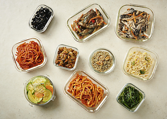 포토 JPG 스튜디오촬영 한식 반찬 실내 사람없음 하이앵글 애호박 버섯볶음 가지볶음 나물무침 멸치볶음 무생채 밀폐용기 오이지 오징어채 집밥 콩나물무침 콩조림 베이지색배경 플랫레이 국내포토 음식 뷰포인트 백그라운드 호박 내부 용기_그릇 플랫 볶음 무침 건어물 조림 베이지색 파일형식