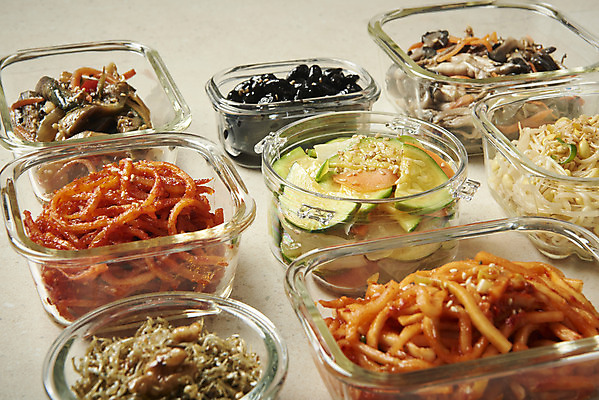 포토 JPG 스튜디오촬영 한식 반찬 실내 사람없음 애호박 버섯볶음 가지볶음 멸치볶음 밀폐용기 오징어채 집밥 콩나물무침 콩조림 베이지색배경 국내포토 음식 백그라운드 호박 내부 용기_그릇 볶음 무침 건어물 조림 베이지색 파일형식