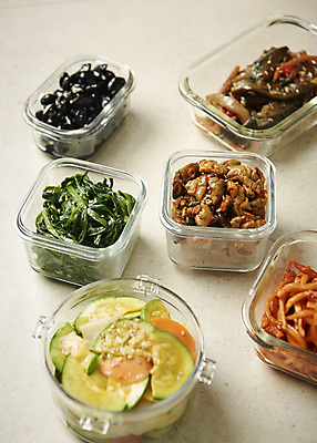 포토 JPG 스튜디오촬영 한식 반찬 실내 사람없음 애호박 가지볶음 나물무침 밀폐용기 오이지 오징어채 집밥 콩나물무침 콩조림 베이지색배경 국내포토 음식 백그라운드 호박 내부 용기_그릇 볶음 무침 건어물 조림 베이지색 파일형식