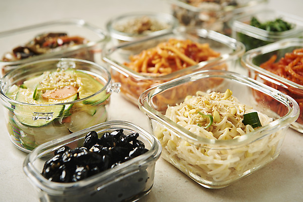 포토 JPG 스튜디오촬영 한식 반찬 실내 사람없음 아웃포커스 애호박 밀폐용기 오징어채 집밥 콩나물무침 콩조림 베이지색배경 국내포토 음식 백그라운드 호박 촬영기법 내부 용기_그릇 무침 건어물 조림 베이지색 파일형식