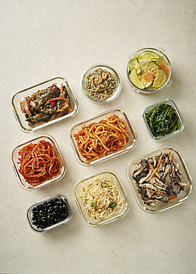 포토 JPG 스튜디오촬영 한식 반찬 실내 사람없음 하이앵글 애호박 버섯볶음 가지볶음 나물무침 멸치볶음 무생채 밀폐용기 오징어채 집밥 콩나물무침 콩조림 베이지색배경 플랫레이 국내포토 음식 뷰포인트 백그라운드 호박 내부 용기_그릇 플랫 볶음 무침 건어물 조림 베이지색 파일형식