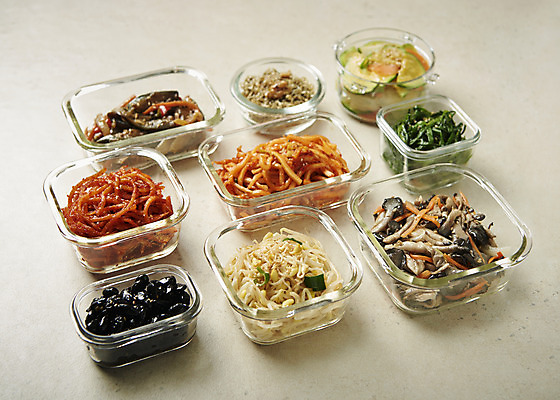 포토 JPG 스튜디오촬영 한식 반찬 실내 사람없음 애호박 버섯볶음 가지볶음 나물무침 멸치볶음 무생채 밀폐용기 오징어채 집밥 콩나물무침 콩조림 베이지색배경 국내포토 음식 백그라운드 호박 내부 용기_그릇 볶음 무침 건어물 조림 베이지색 파일형식