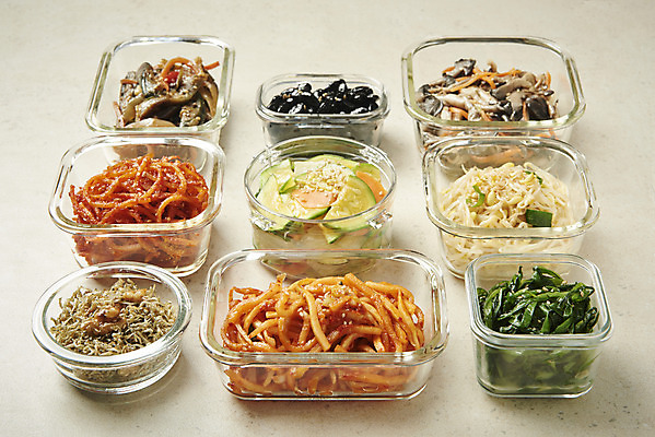 포토 JPG 스튜디오촬영 한식 반찬 실내 사람없음 애호박 버섯볶음 가지볶음 나물무침 무생채 밀폐용기 오징어채 집밥 콩나물무침 콩조림 베이지색배경 국내포토 음식 백그라운드 호박 내부 용기_그릇 볶음 무침 건어물 조림 베이지색 파일형식