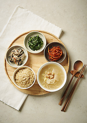 포토 JPG 스튜디오촬영 그릇 한식 반찬 실내 사람없음 하이앵글 상차림 천 나무숟가락 나무젓가락 버섯볶음 나무쟁반 나물무침 백반 오징어채 잡곡밥 집밥 베이지색배경 플랫레이 북엇국 국내포토 식기 음식 뷰포인트 백그라운드 젓가락 밥 쟁반 내부 목재 숟가락 직물 플랫 볶음 국 무침 건어물 베이지색 파일형식