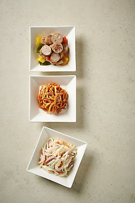 포토 JPG 스튜디오촬영 접시 한식 반찬 실내 사람없음 하이앵글 감자볶음 무생채 소시지볶음 집밥 베이지색배경 국내포토 식기 음식 뷰포인트 백그라운드 내부 볶음 베이지색 파일형식