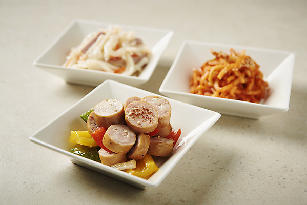 포토 JPG 스튜디오촬영 접시 한식 반찬 실내 사람없음 아웃포커스 감자볶음 무생채 소시지볶음 집밥 베이지색배경 국내포토 식기 음식 백그라운드 촬영기법 내부 볶음 베이지색 파일형식