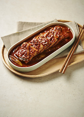 포토 JPG 스튜디오촬영 접시 한식 반찬 실내 사람없음 천 나무젓가락 나무쟁반 두부조림 집밥 베이지색배경 국내포토 식기 음식 백그라운드 젓가락 쟁반 내부 목재 직물 조림 베이지색 파일형식