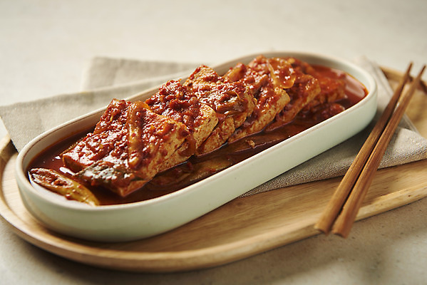 포토 JPG 스튜디오촬영 접시 한식 반찬 실내 사람없음 천 나무젓가락 나무쟁반 두부조림 집밥 베이지색배경 국내포토 식기 음식 백그라운드 젓가락 쟁반 내부 목재 직물 조림 베이지색 파일형식