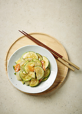 포토 JPG 스튜디오촬영 접시 한식 반찬 실내 사람없음 하이앵글 볶음 애호박 나무젓가락 나무쟁반 집밥 베이지색배경 국내포토 식기 음식 뷰포인트 백그라운드 젓가락 호박 쟁반 내부 목재 베이지색 파일형식