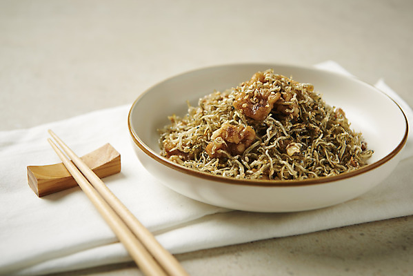 포토 JPG 스튜디오촬영 접시 한식 반찬 실내 사람없음 천 나무젓가락 멸치볶음 집밥 베이지색배경 국내포토 식기 음식 백그라운드 젓가락 내부 직물 볶음 베이지색 파일형식